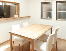 天窓からの採光で明るいリビング空間