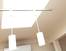 天窓からの採光で明るいリビング空間