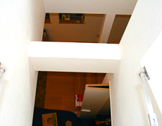 子ども部屋とリビングをつなぐ窓