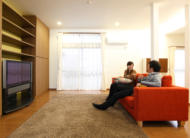 開放的でレトロモダンな明るいリビングが誕生