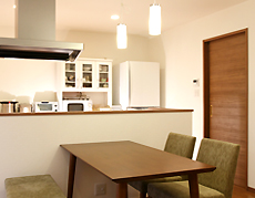 開放的でレトロモダンな明るいLDK