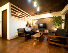 「ミッドセンチュリー」テイストで「ちょい悪オヤジの隠れ家」